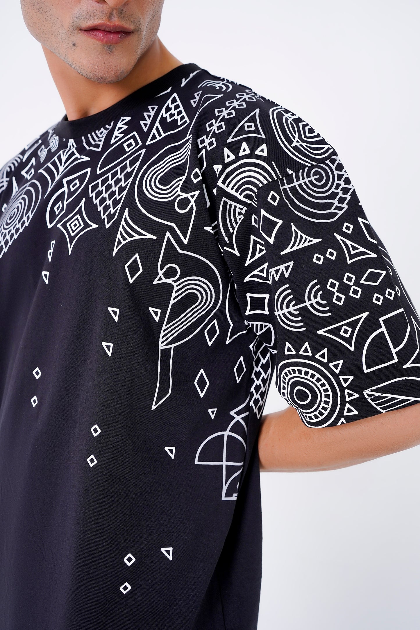 Black oversized unisex t-shirt with artistic back print, 100% cotton essential