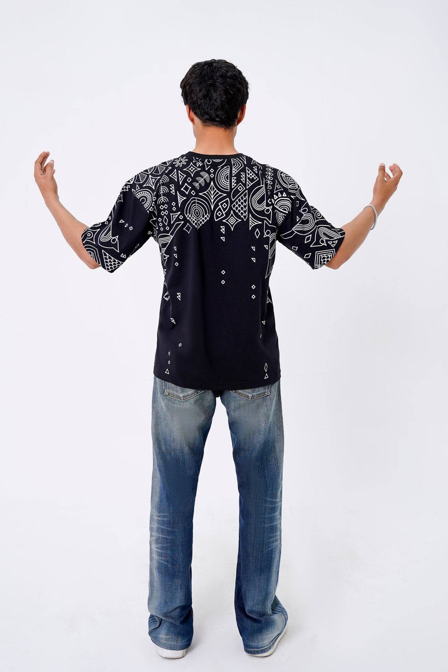 Black oversized unisex t-shirt with artistic print, perfect for modern streetwear