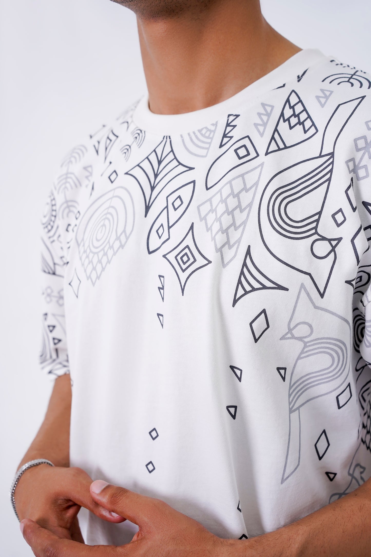 White oversized t-shirt with artistic print and White girafits cap