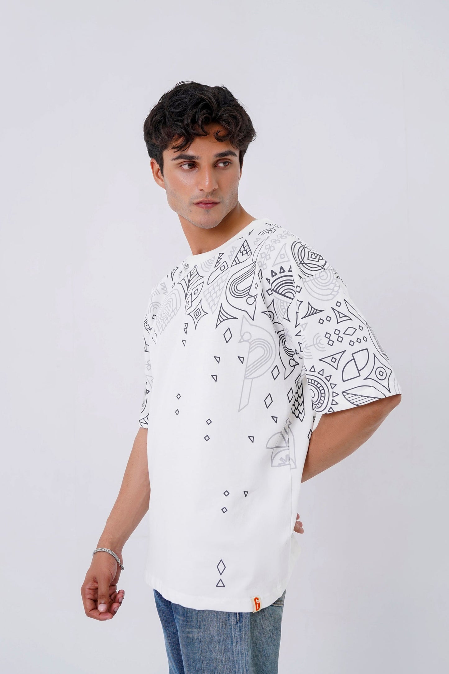 White oversized unisex t-shirt with artistic print, streetwear vibe