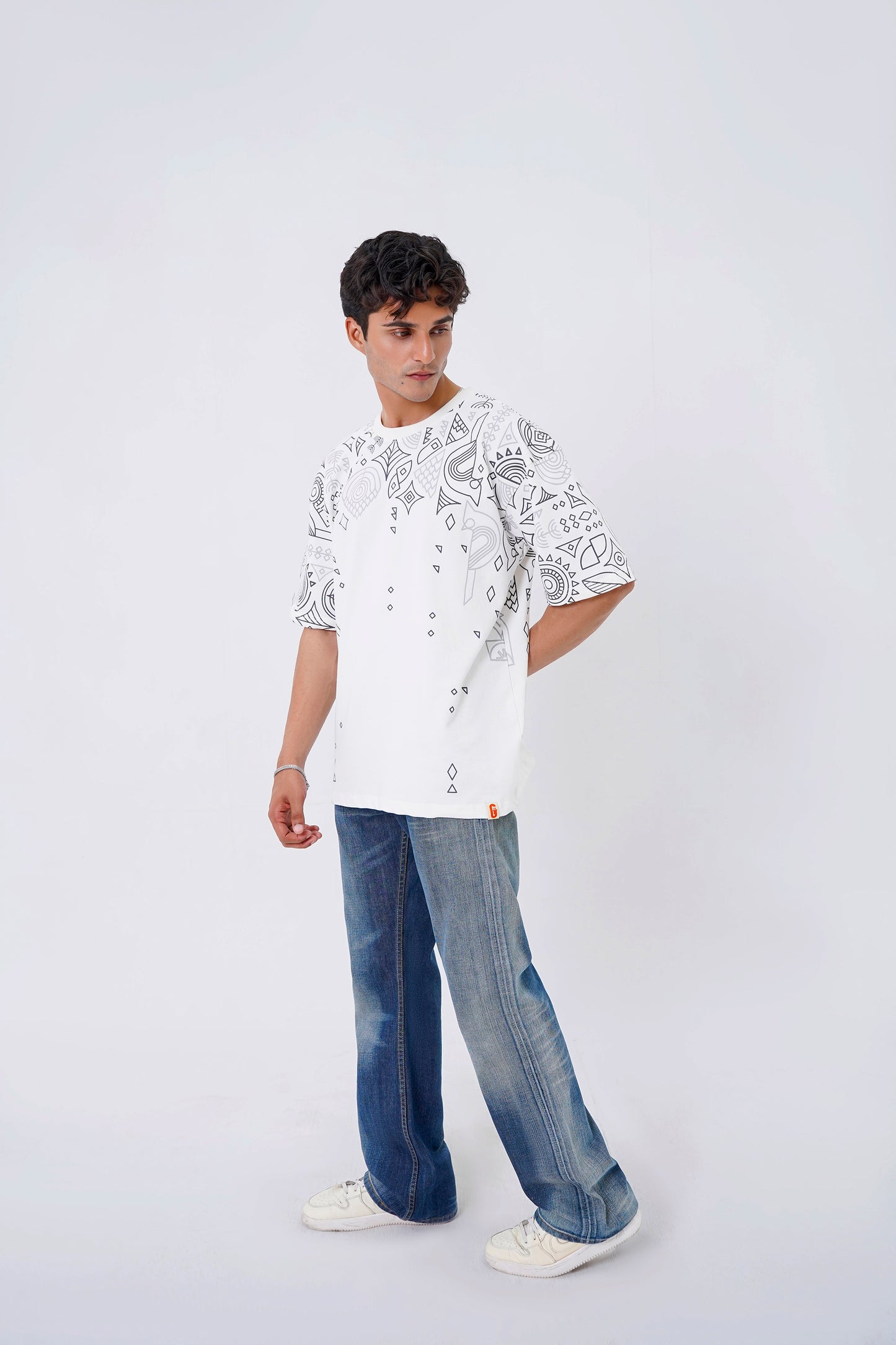 White oversized unisex t-shirt with artistic back print, 100% cotton jersey