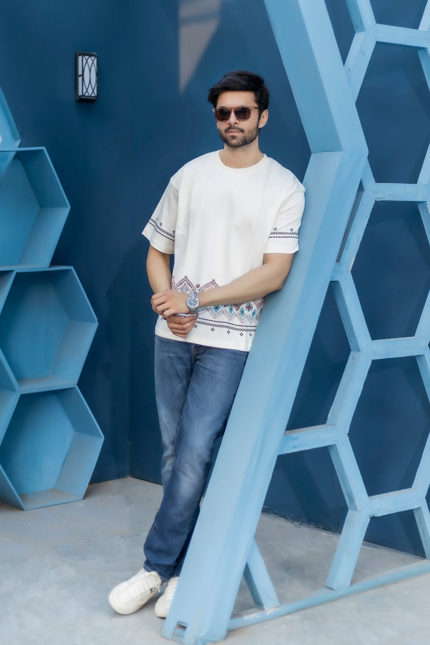 Borderline white oversized tee made with 100% cotton and streetwear style
