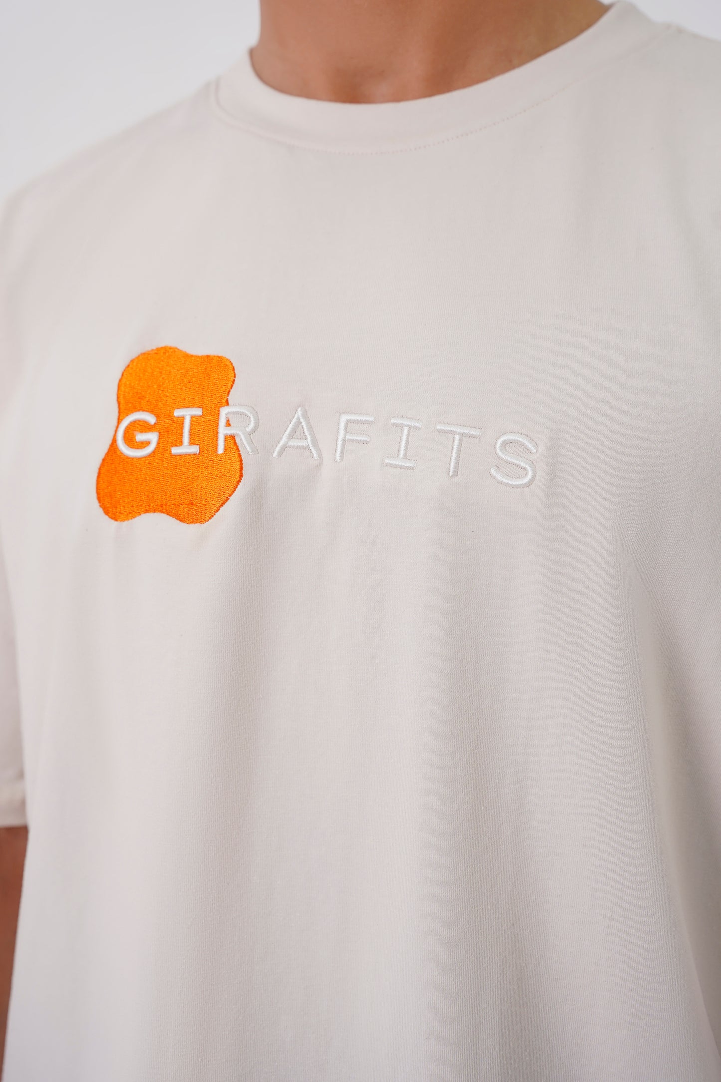 Minimal off white Girafits T-shirt with embroidered branding, 100% cotton