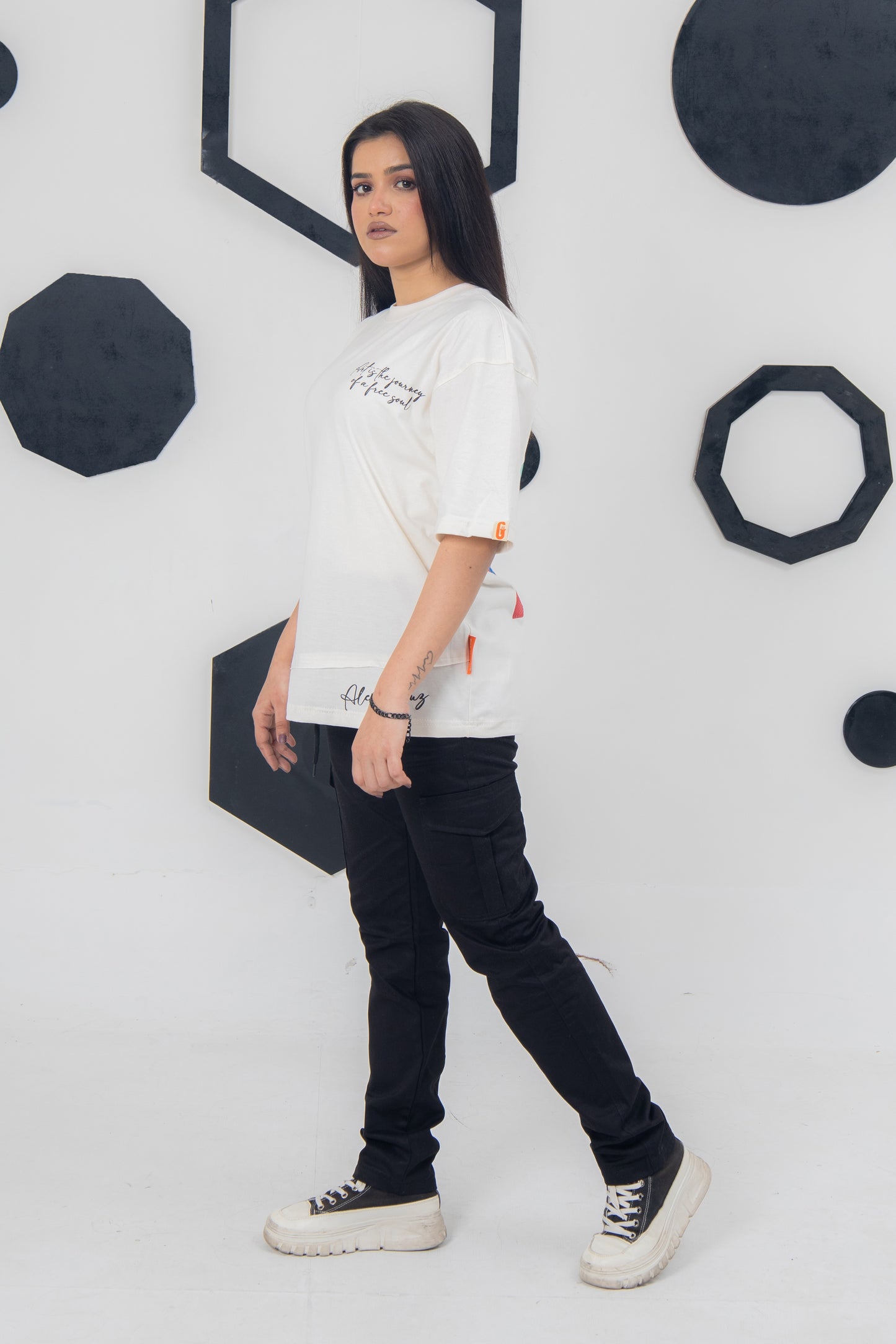 Streetwear egg-white oversized t-shirt with Art is Life design, 100% cotton