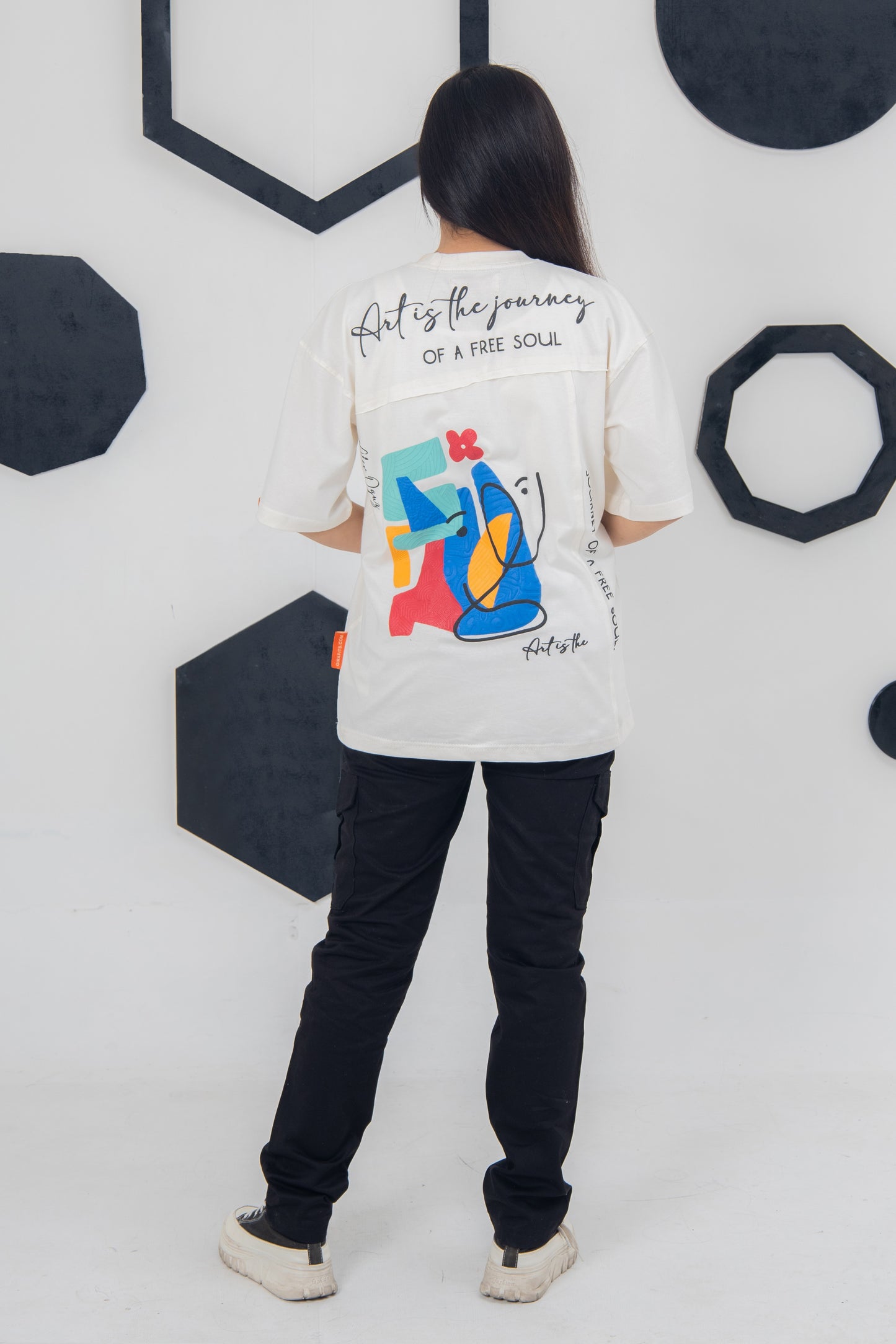 Graffiti-style egg-white oversized t-shirt, 220 GSM cotton, Free Soul design on back