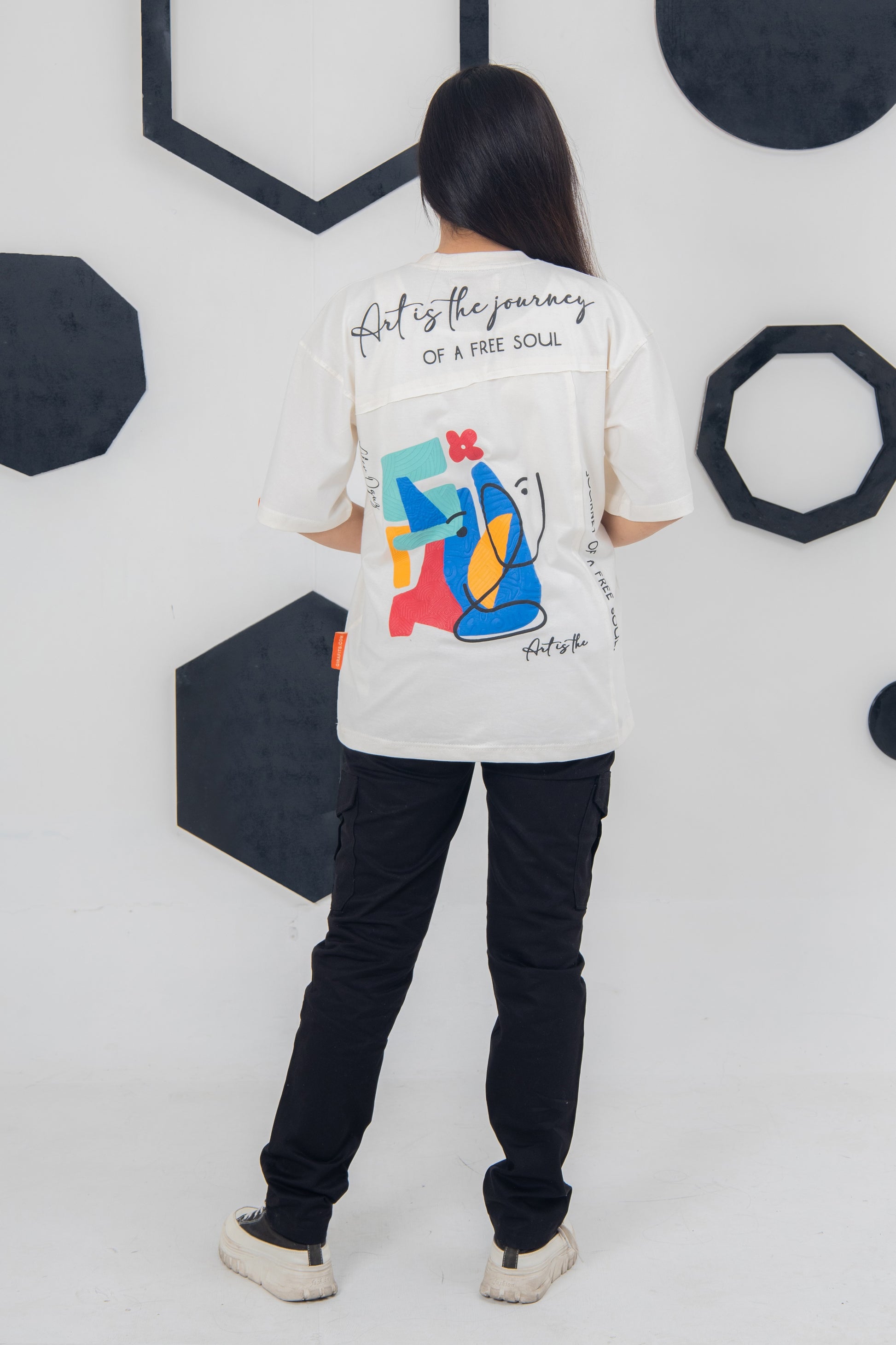 Graffiti-style egg-white oversized t-shirt, 220 GSM cotton, Free Soul design on back