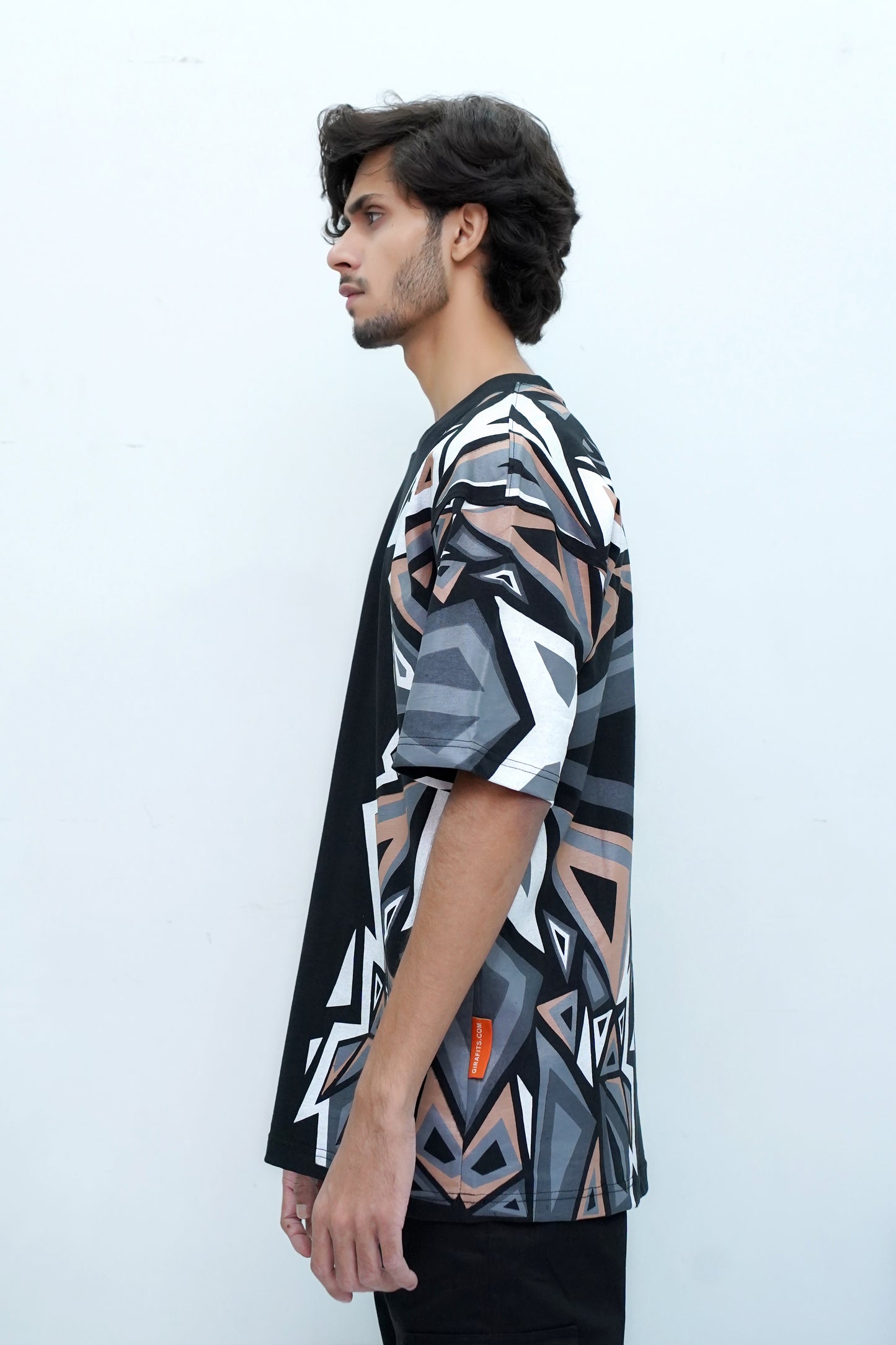 Oversized black t-shirt, unisex, with abstract shape design, breathable jersey