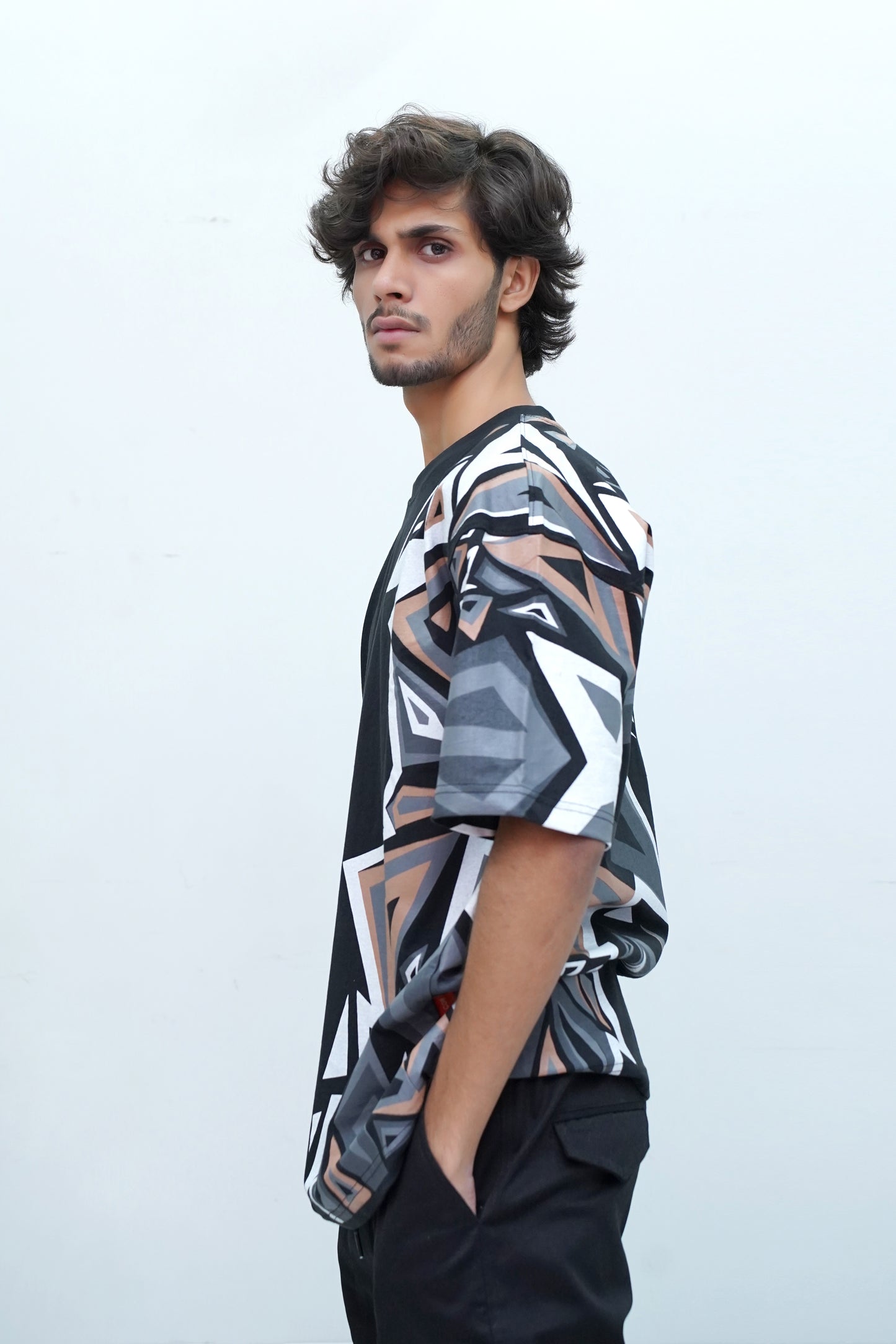 Oversized black t-shirt, unisex, with abstract shape design, breathable jersey