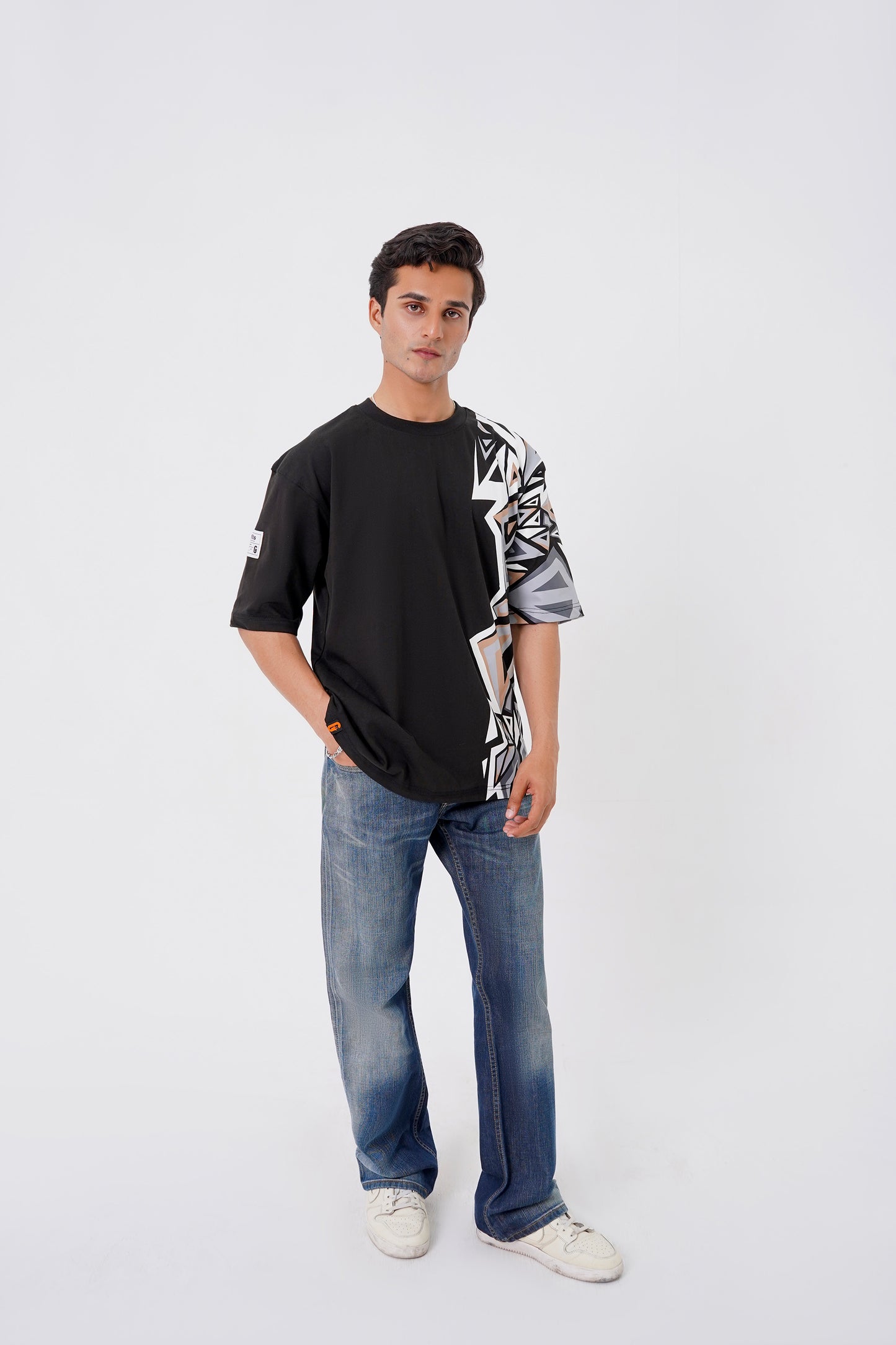 Unisex black t-shirt with abstract print, 220 GSM cotton