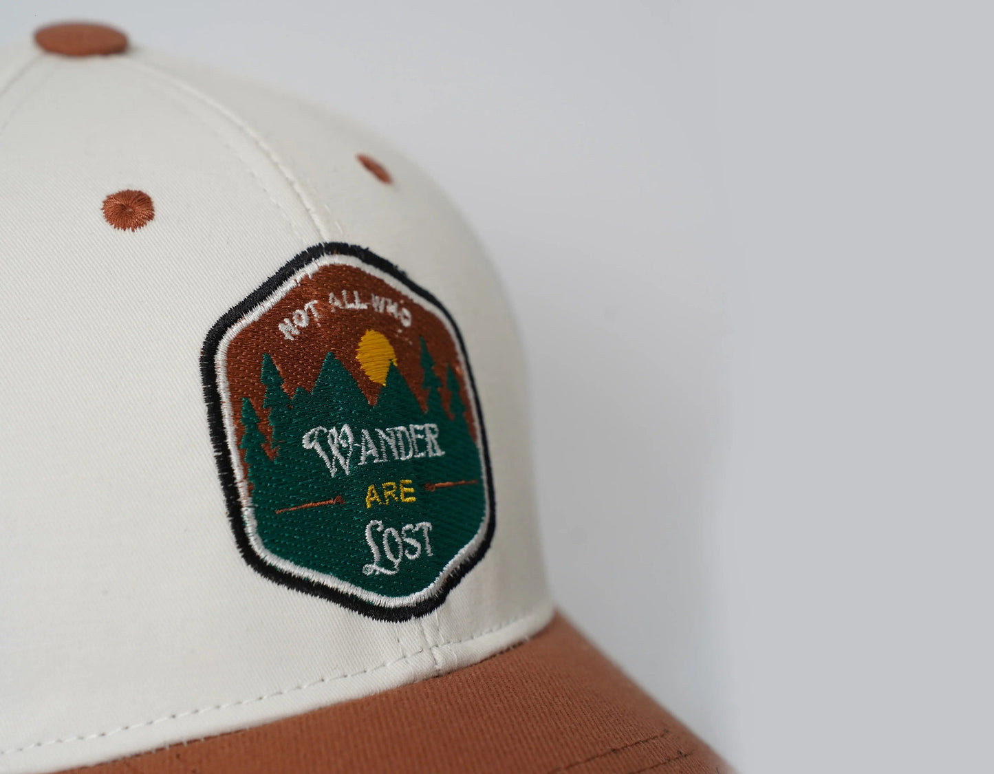 "Wanderer" embroidered cap in off-white and brown