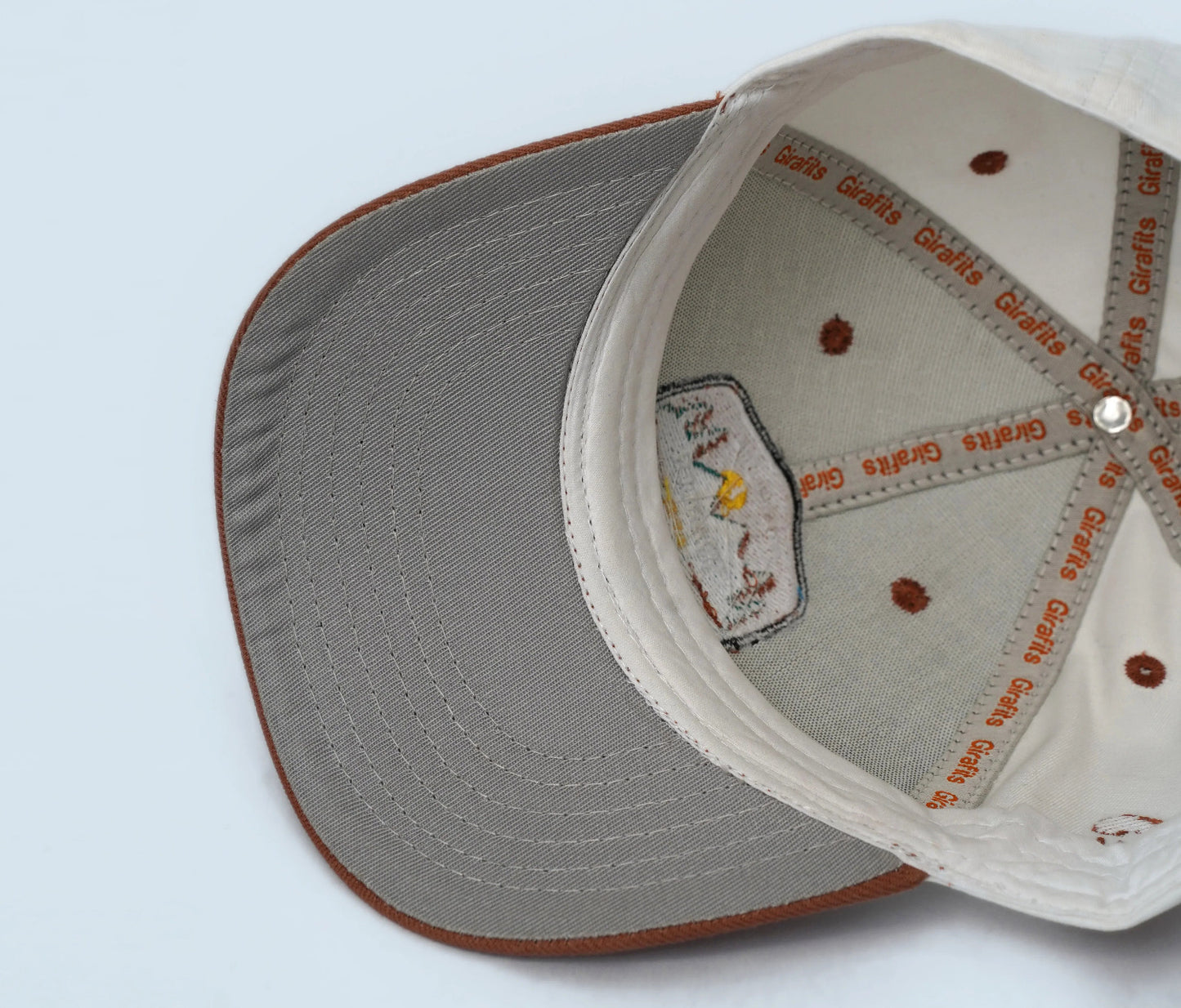 "Wanderer" embroidered cap in off-white and brown