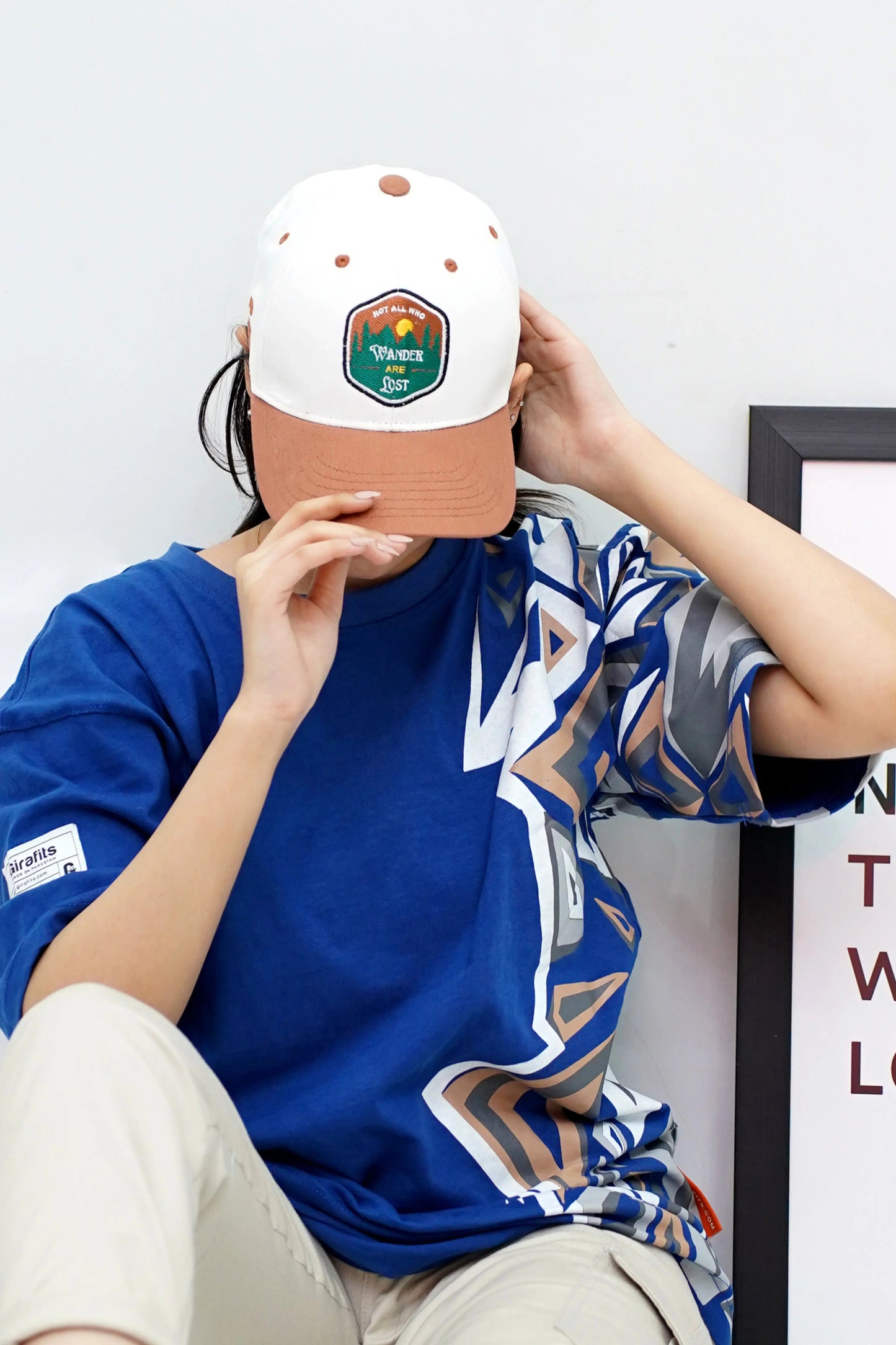 -"Wanderer" embroidered cap in off-white and brown, 3D text