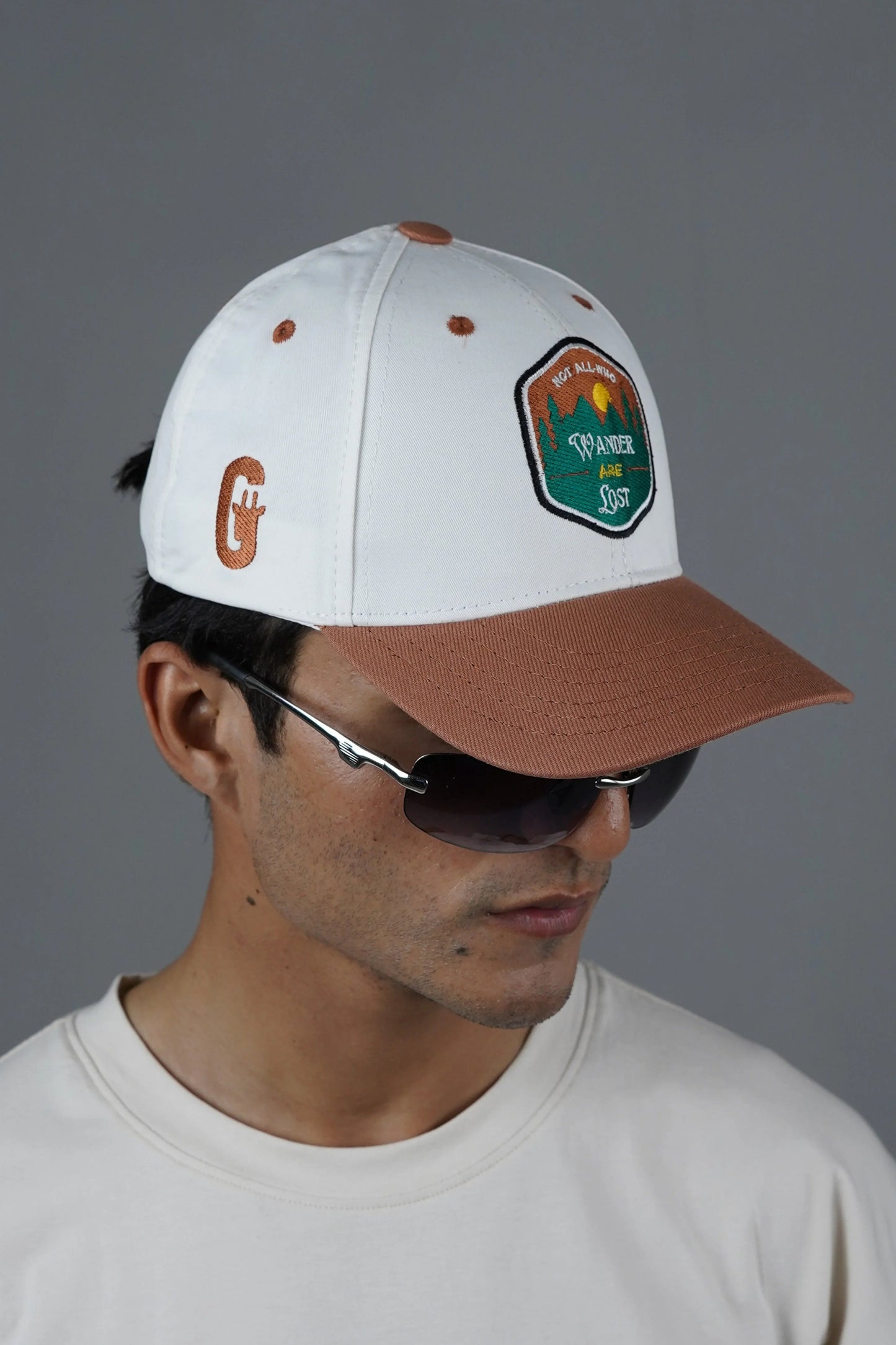 "Wanderer" embroidered cap in off-white and brown