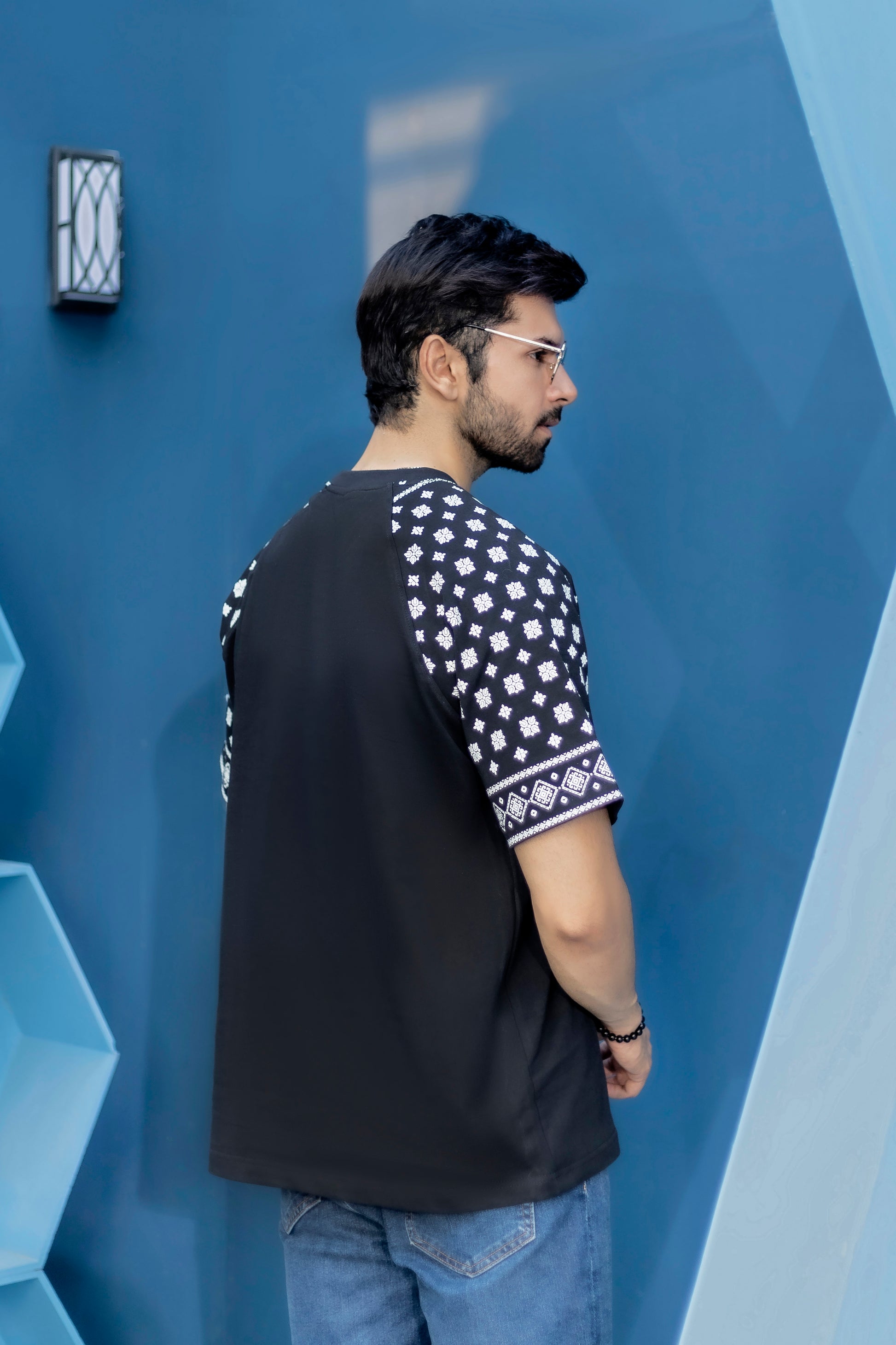 Black oversized streetwear t-shirt with sleeve print and 100% cotton