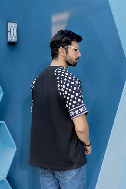 Black oversized streetwear t-shirt with sleeve print and 100% cotton