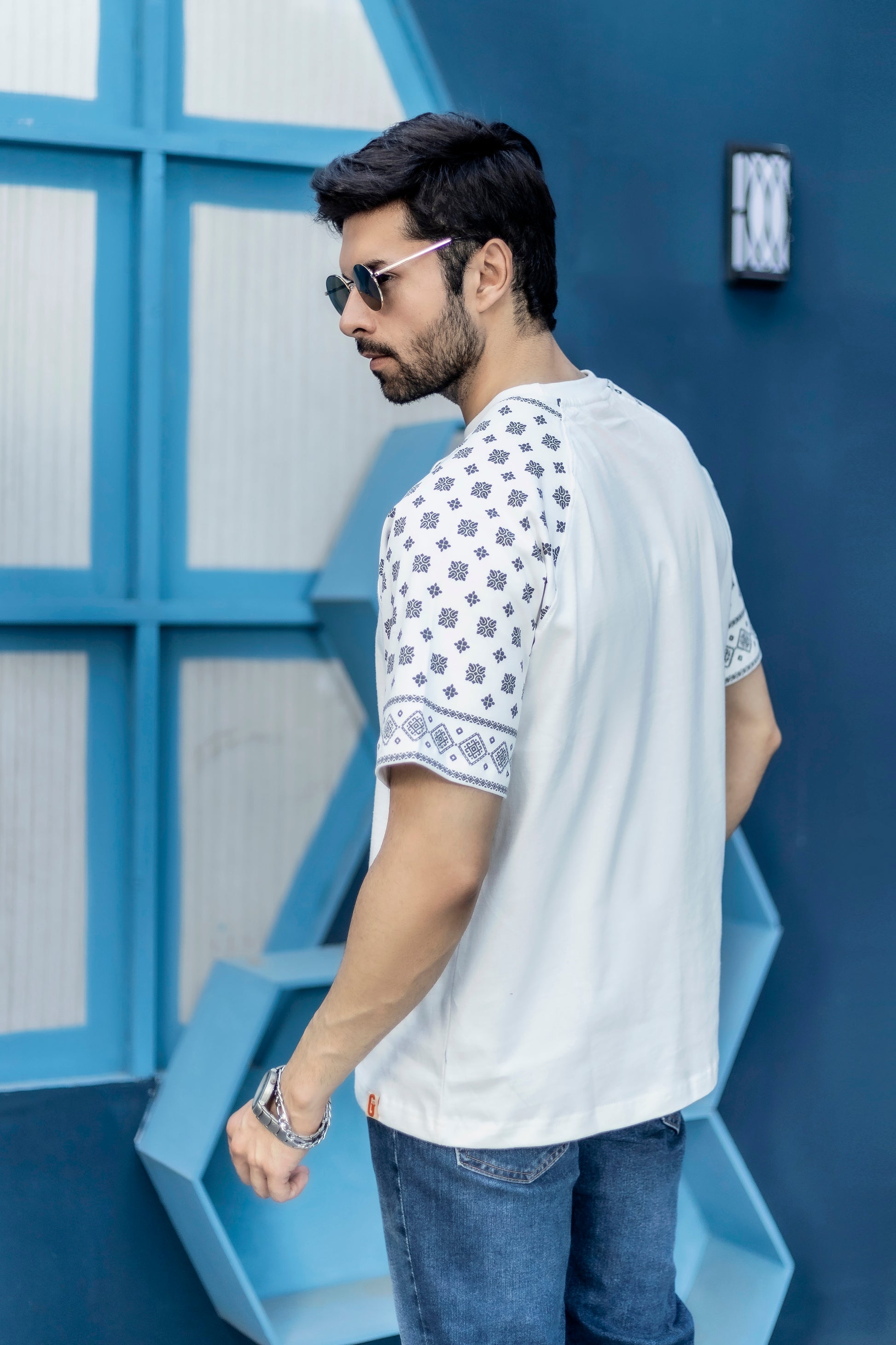 220 GSM unisex streetwear tee with breathable jersey fabric and oversized fit