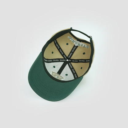 Structured crown cap with modern street style.