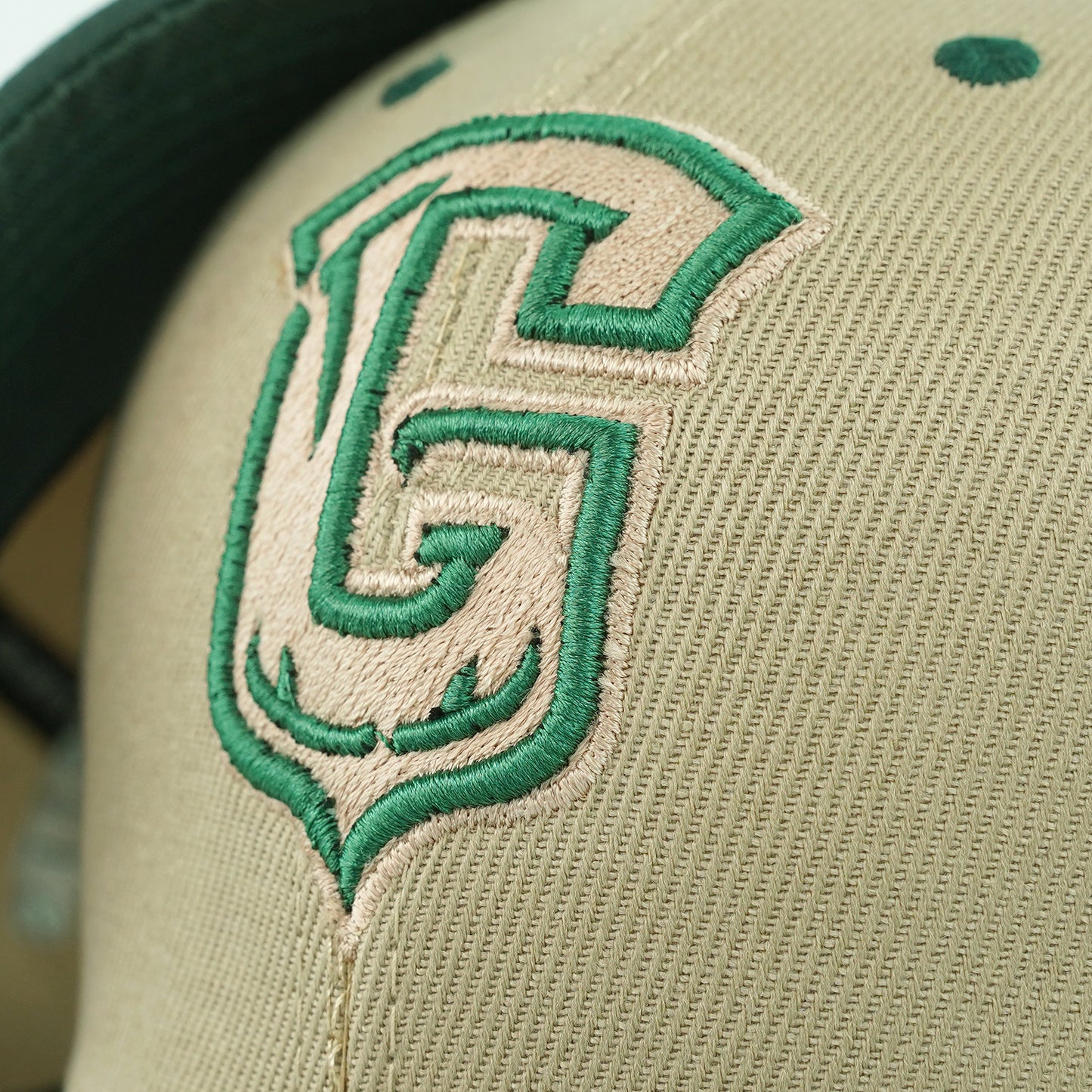 Stylish contrast cap with green-beige finish.